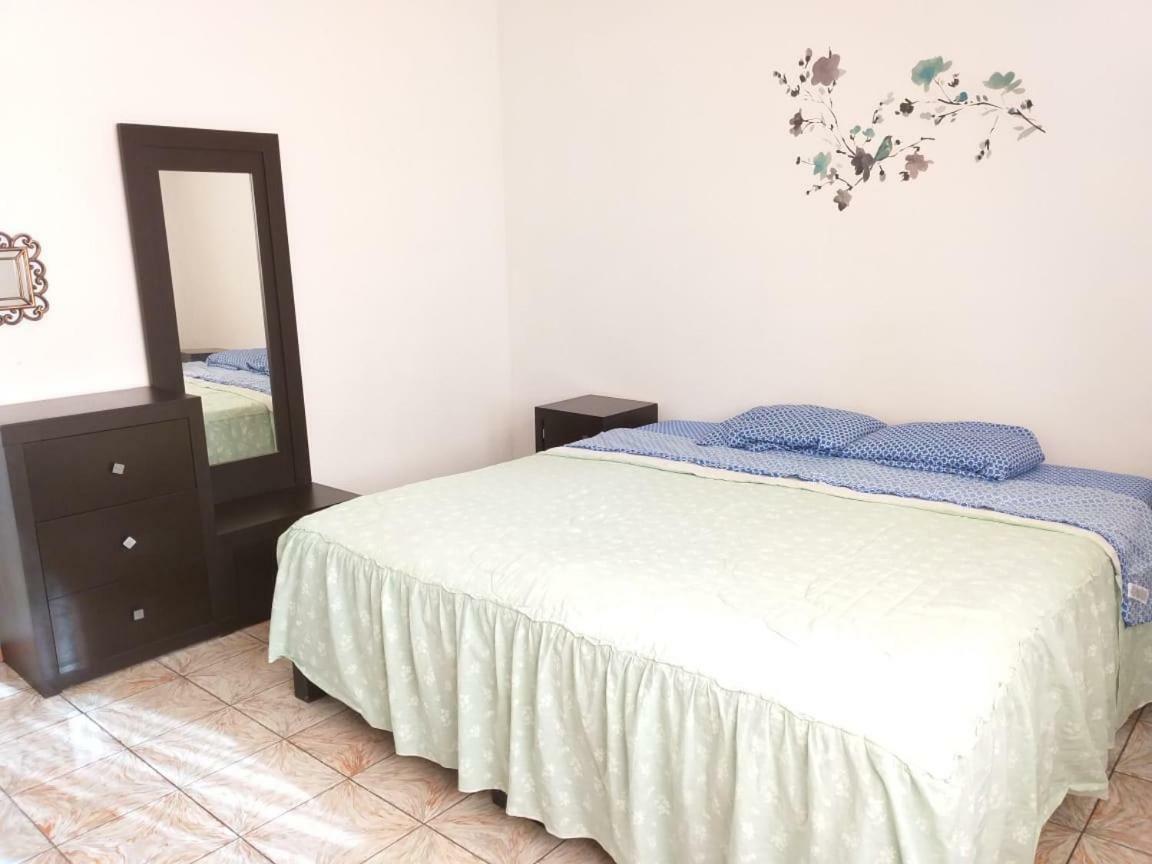 Auberge de jeunesse Julio House à León de los Aldamas Extérieur photo